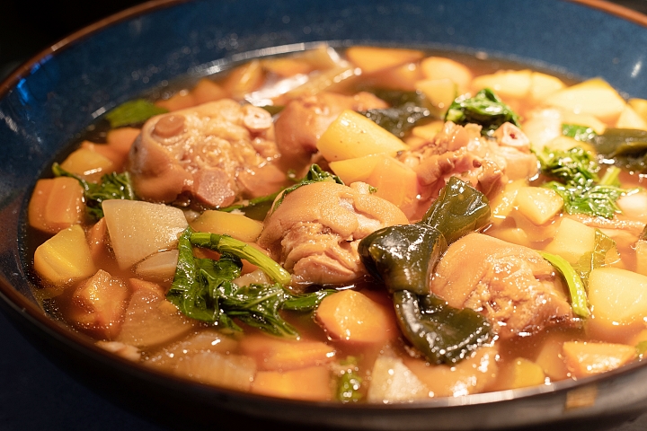 コラーゲンたっぷり！じっくり煮込んだテビチ汁