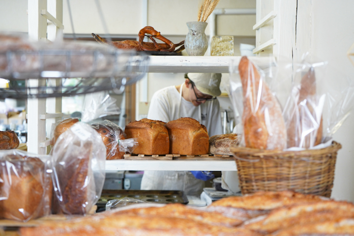 オーナーで職人の金子久志さんがパン作りっている