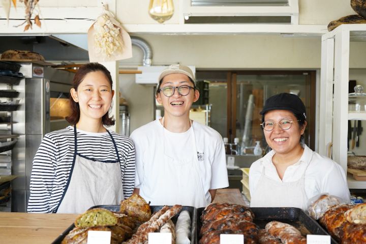 オーナーで職人の金子久志さんとスッタフ