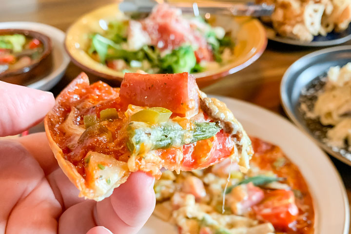 島の食材や農産物を活用したピザ