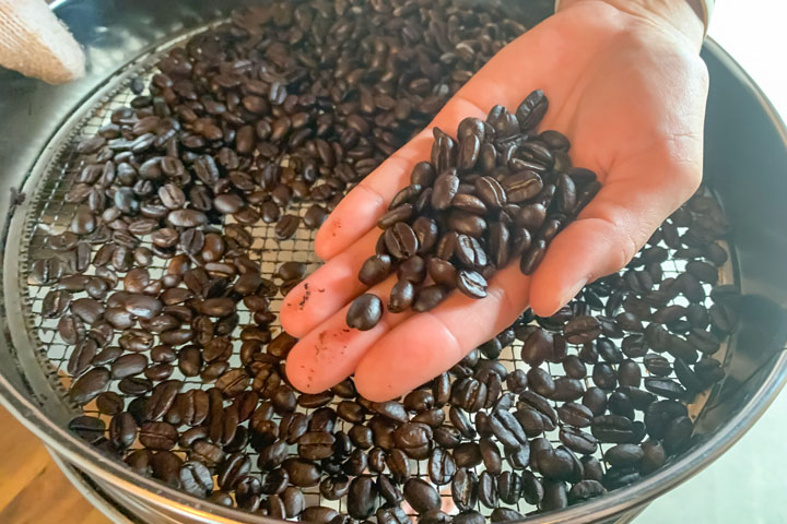 コーヒーは、店内で自家焙煎しています。