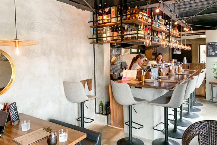 宮古島MadamC SAKABA&COFFEEの店内