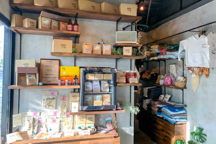 飛田さんがデザインしたTシャツも販売しています。