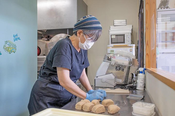 パンを作る茶谷 千秋さん