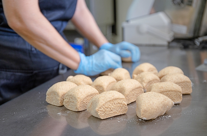 外皮のついた小麦をそのまま挽いた全粒粉のパン作り