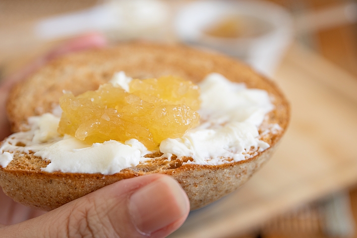 トーストにジャムなどをのせて