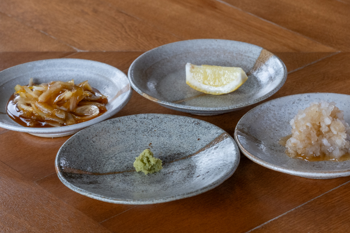 四種の薬味は、「わさび」「レモン」「おろしポン酢」「玉ねぎと卵黄」