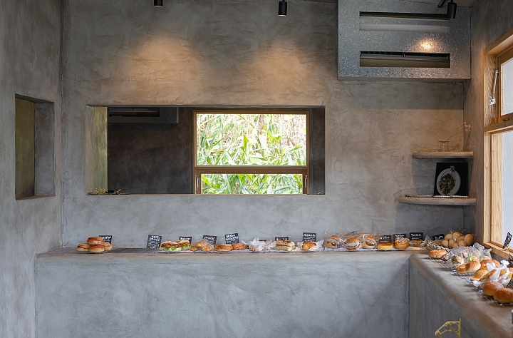 「AIEN BAKERY（アイエンベーカリー）」の店内