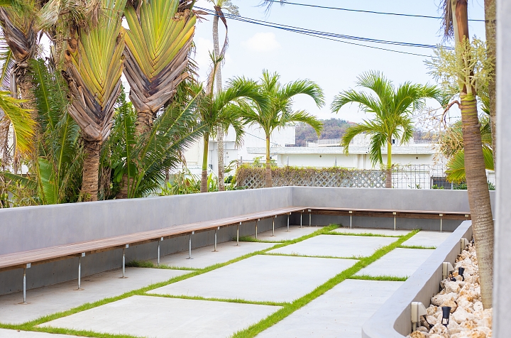 外には長いベンチが設置されたテラスもあります