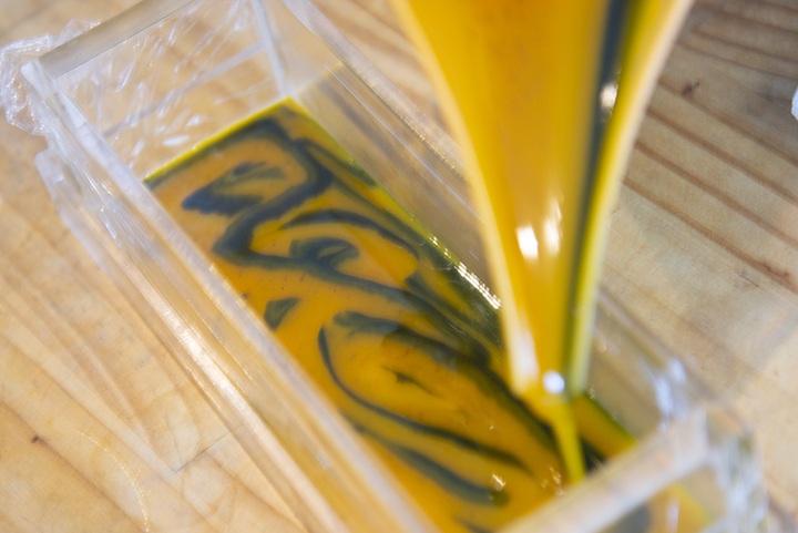 型に流し込んでいく仕上げの作業