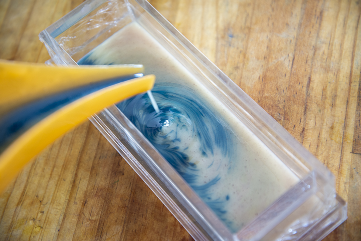 型に流し込んでいく仕上げの作業