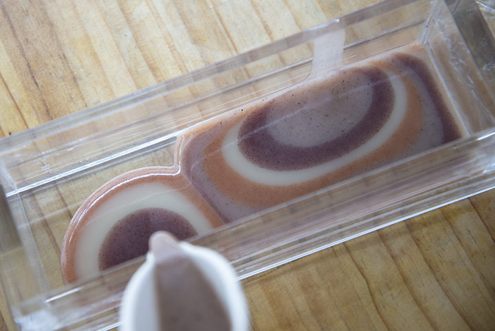 型に流し込んでいく仕上げの作業