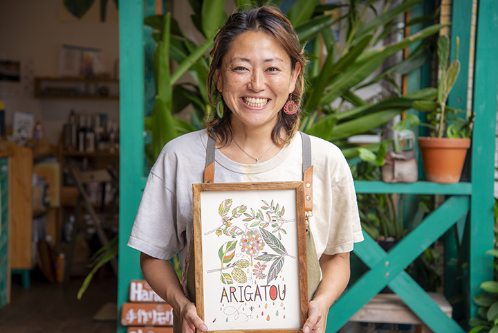 「ARIGATOU」のプレートを持つまきこさん