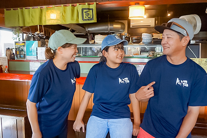「け.い.和」の店主池間さんとその家族