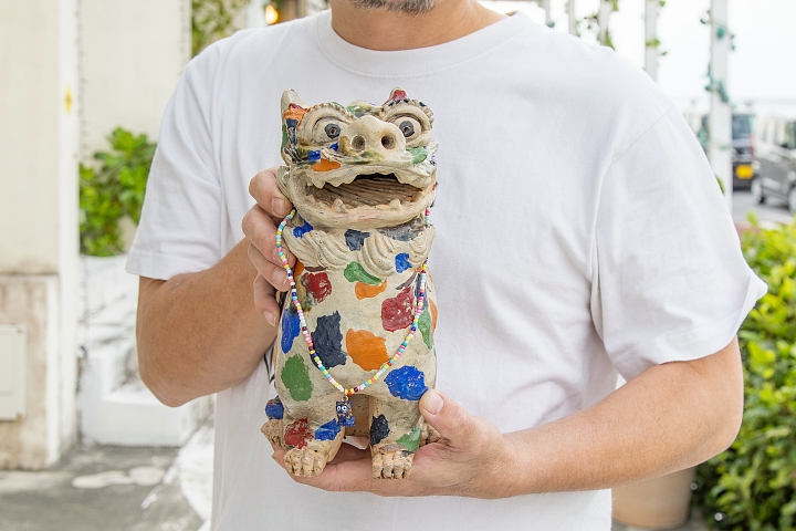 シーサーを手にするオーナーの池城安司さん