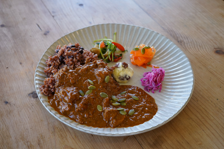 cotonowaカフェスペースで提供されるカレー