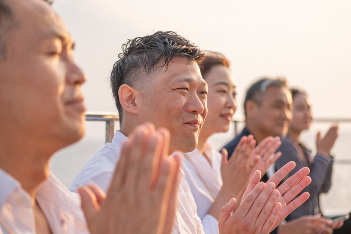 生演奏を待つ乗客