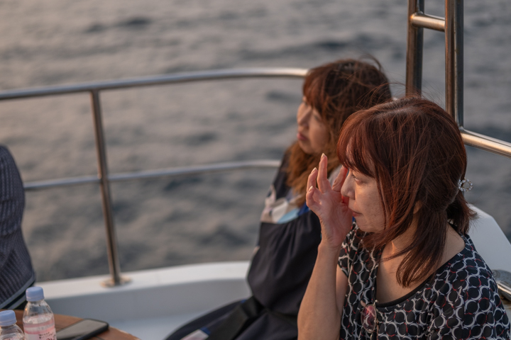 成底ゆう子さんの生演奏を聴く乗客