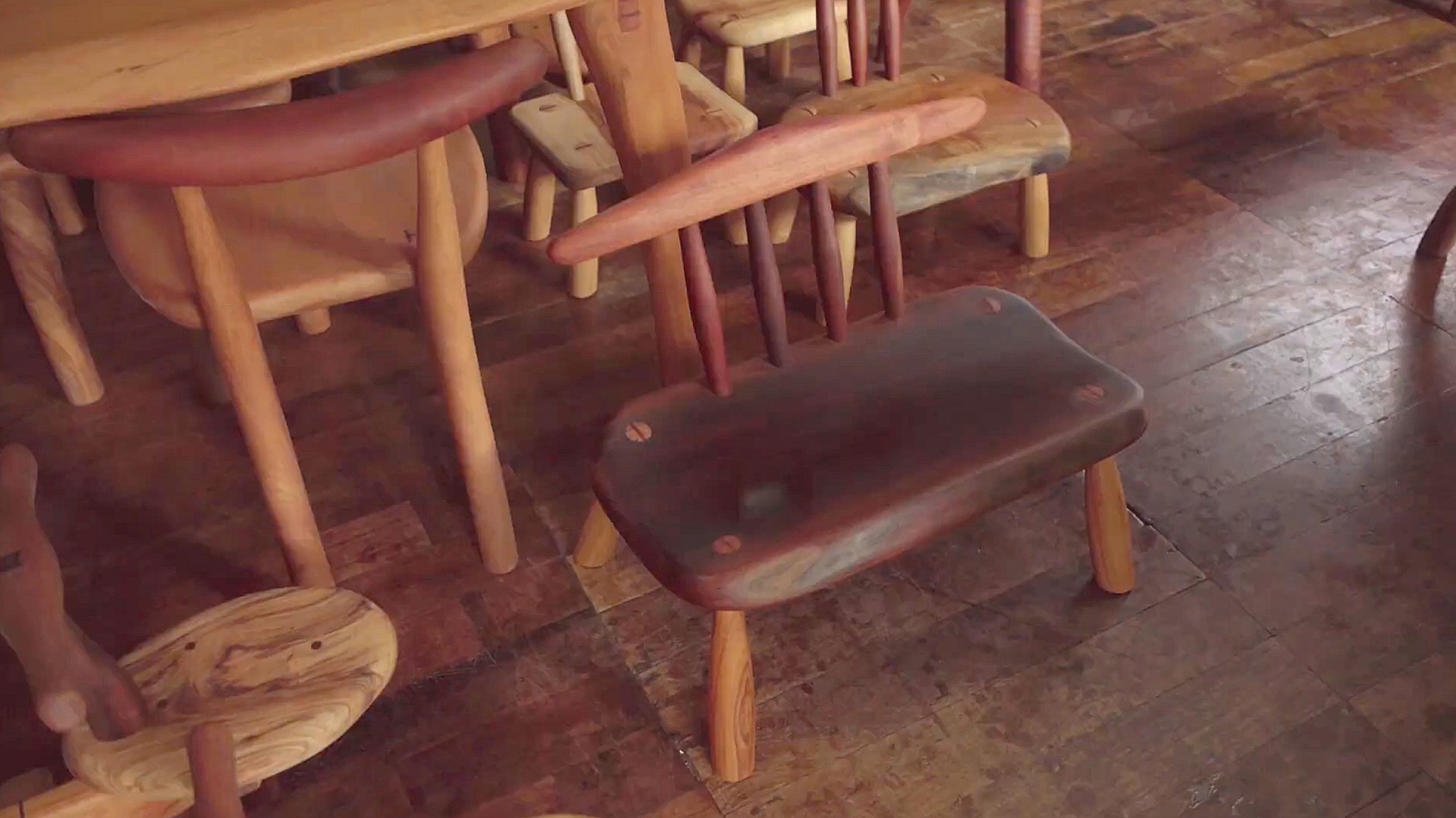 使っていくうちに赤みが増してくるアカギの家具