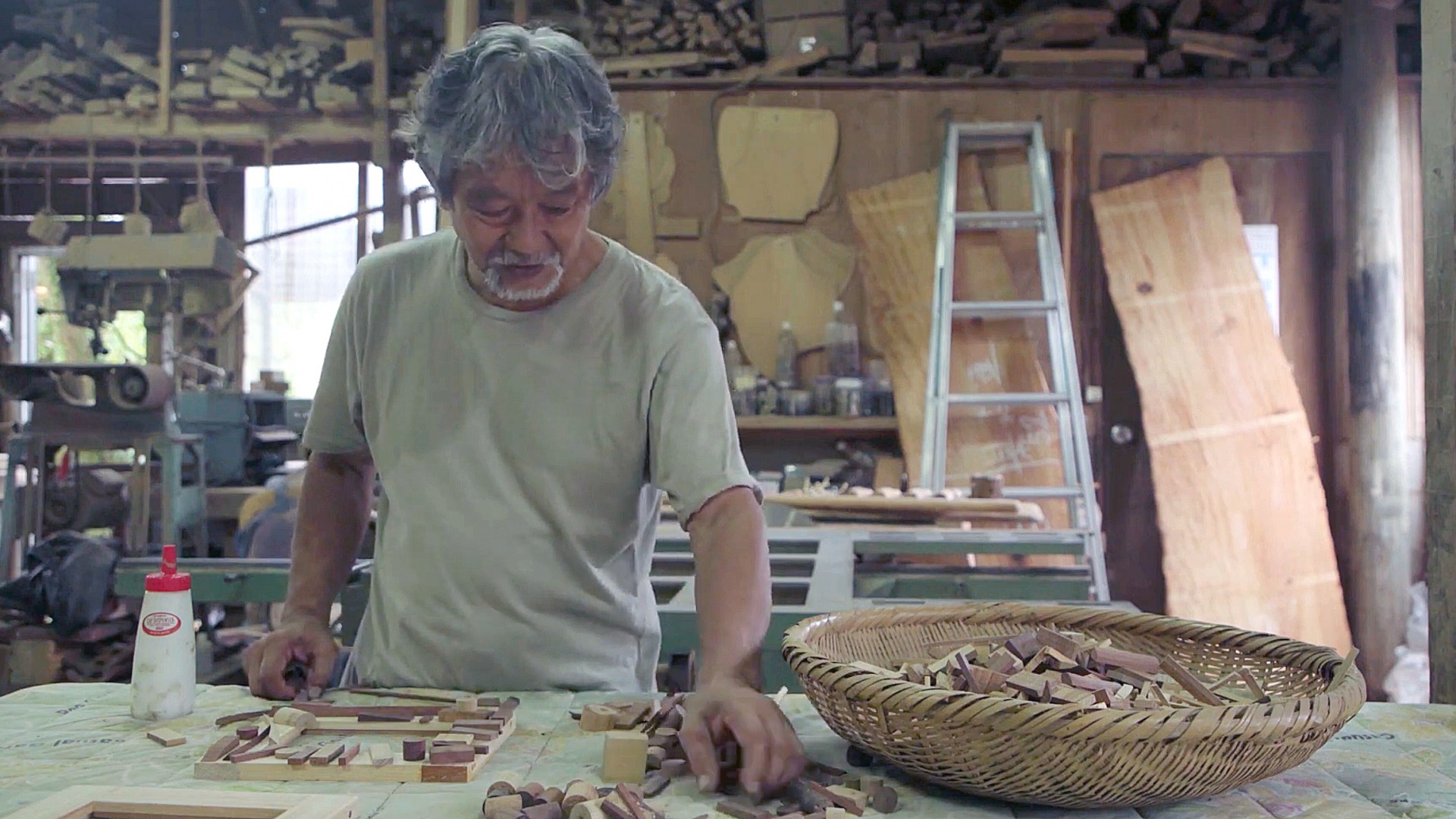 木片を使ったモザイクフレームを考案