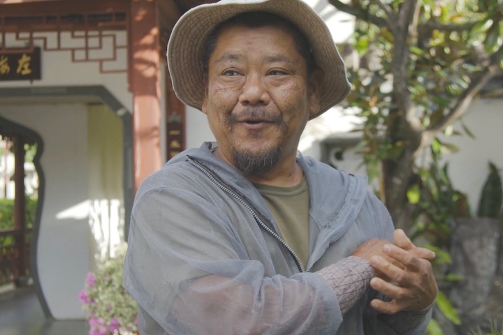 毎日欠かさず、園内で植物の世話をする座安伸誠さん