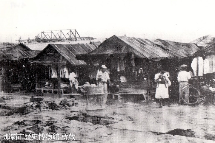 廃材を使った長屋のような市場