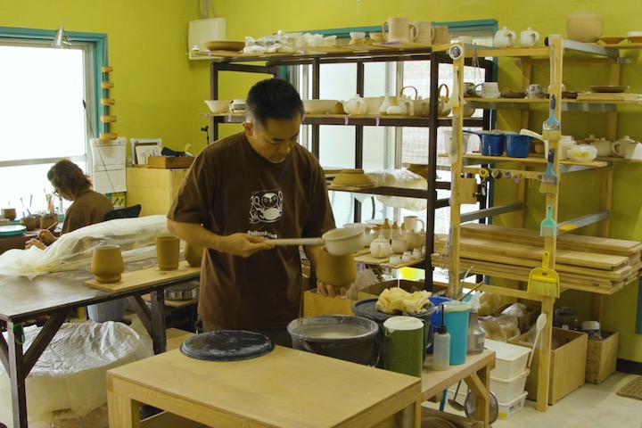 工房内の棚には窯焚き前の器が並ぶ