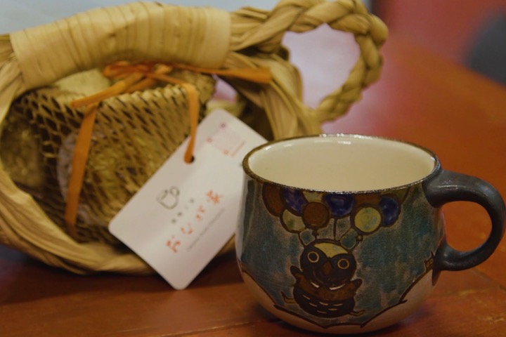 おなが家のマグカップとクバで作られたカゴ