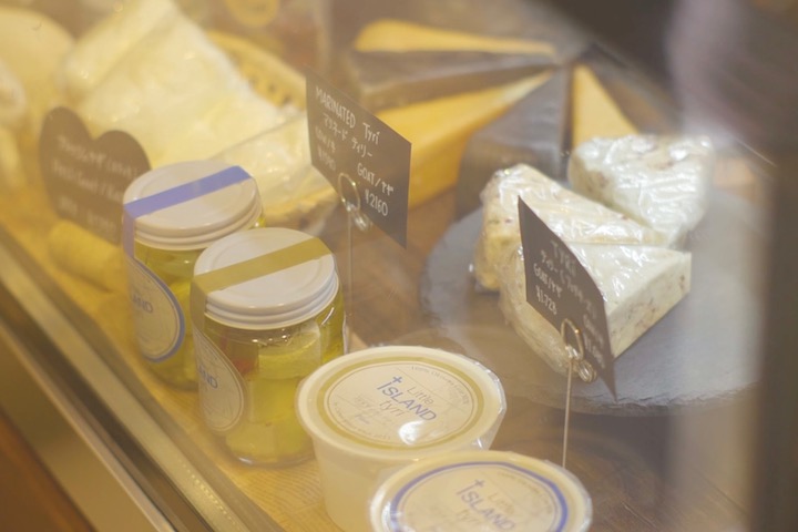 ショーケースに並ぶチーズやヨーグルト