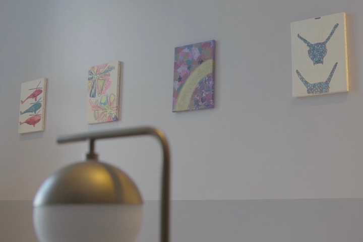 白い壁に飾られたドアレスアート作品