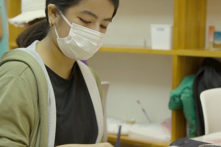 作品を制作中のTAKANEさん