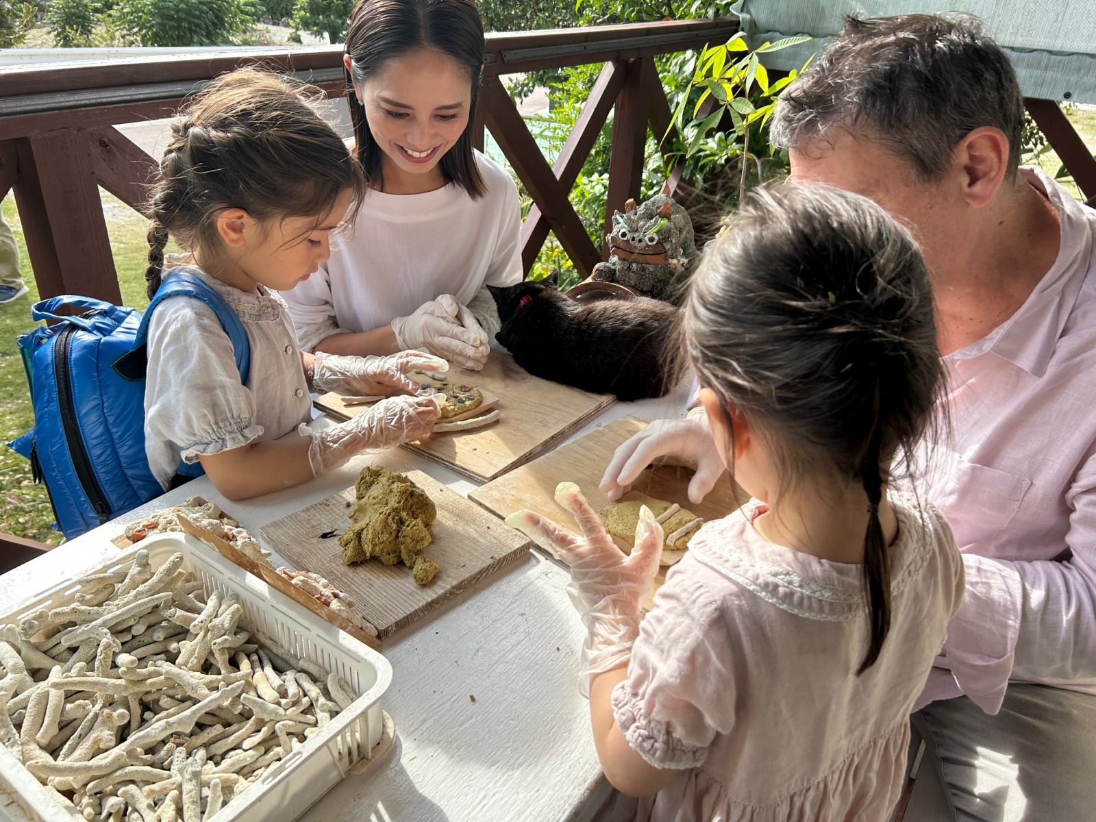 沖縄の太陽をたっぷり浴びた“琉球漆喰シーサー”作り体験