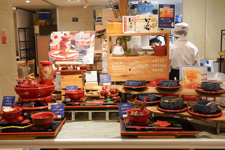 鮮やかな琉球漆器が並ぶコーナー