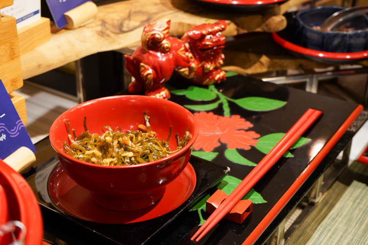 琉球漆器に盛られた料理