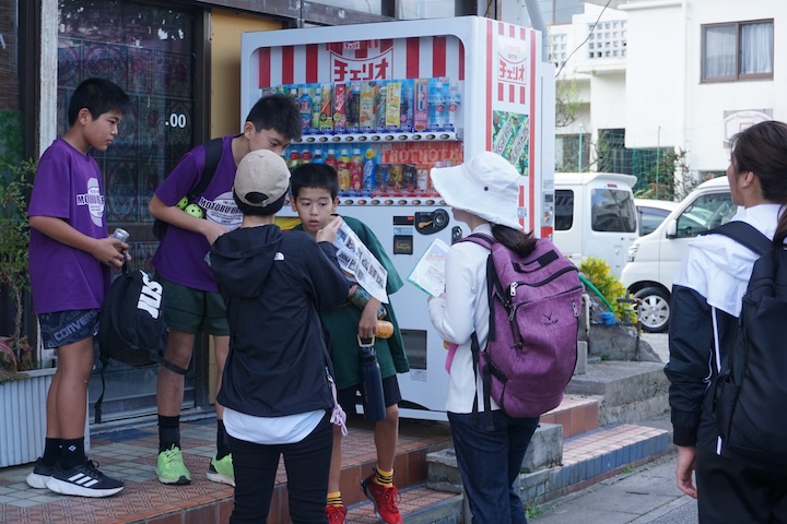 チェックポイントに立ち寄る参加者