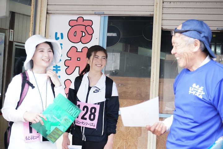 もとぶ町営市場で話す参加者