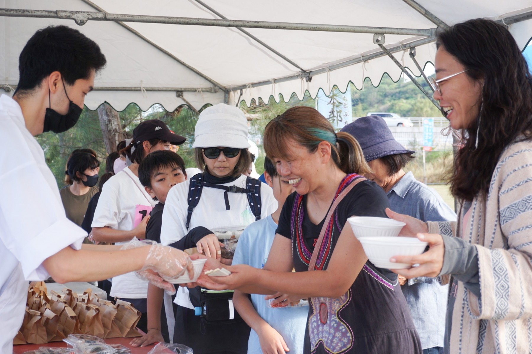 参加者を労う食事がふるまわれた会場