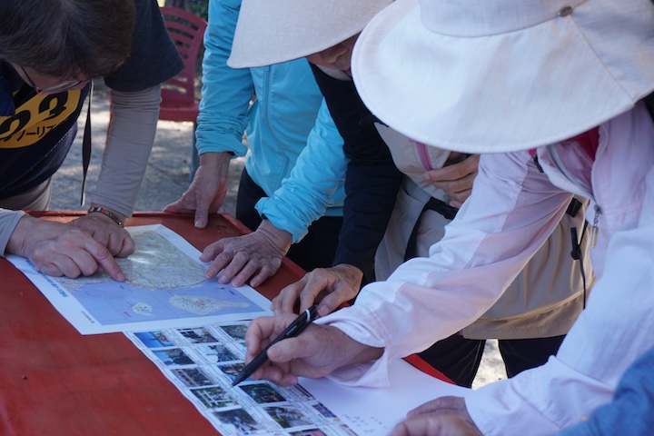 チェックポイントを確認する参加者