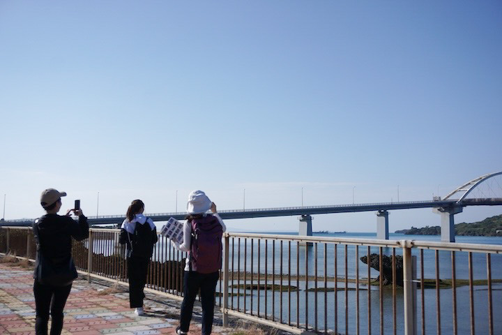 チェックポイントの一つ瀬底島へ向かう瀬底大橋