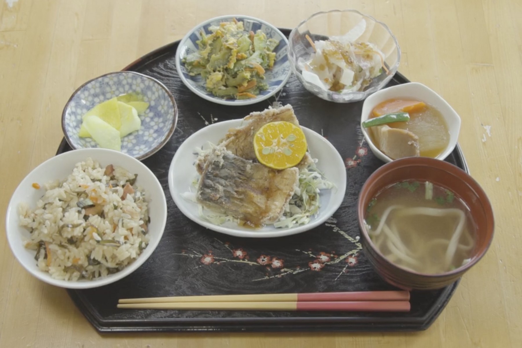 旬の島野菜をたっぷり使ったそーれ定食