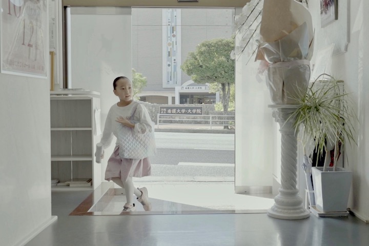 スタジオの入り口でお辞儀とご挨拶をする生徒さん