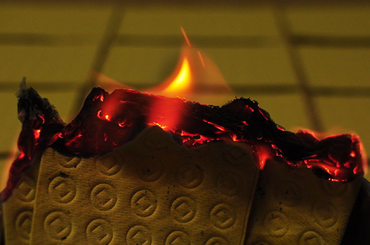 あの世のお金「ウチカビ」を燃やす