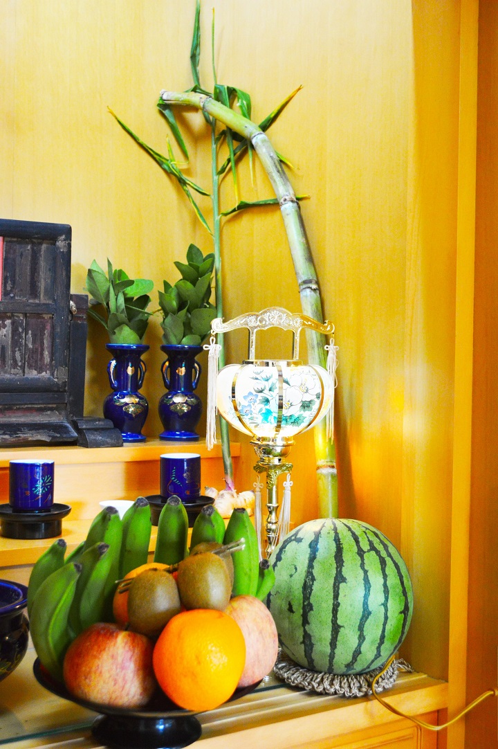 仏壇にお供えされるサトウキビ