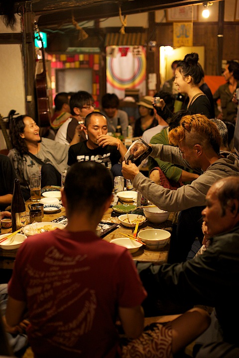 那覇の老舗ゲストハウス月光荘の店内