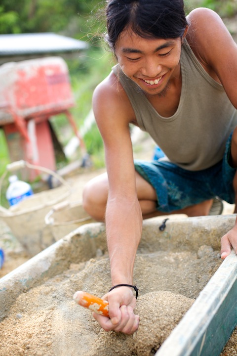 コツコツ作業を進める様子