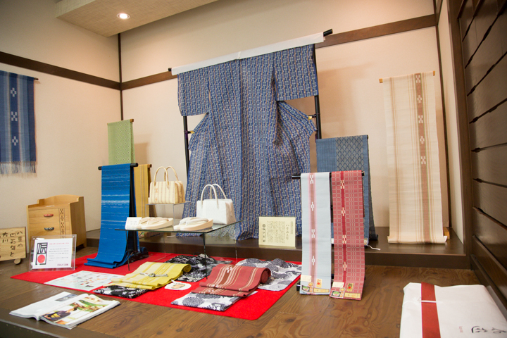 石垣島登野城(とのしろ)にある「あざみ屋みんさー工芸館」