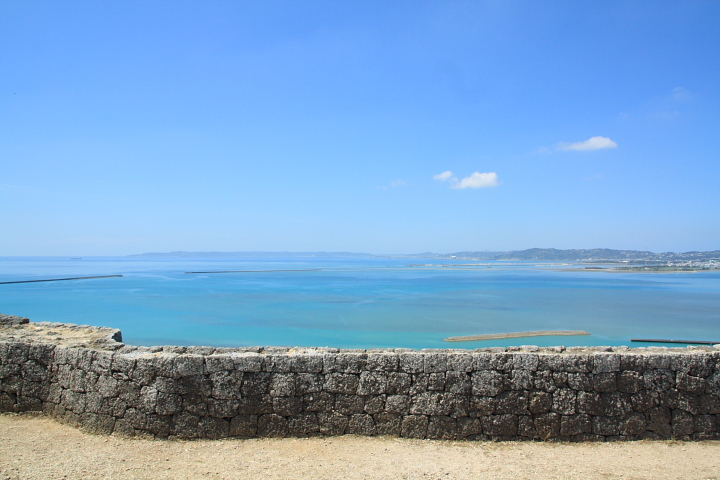 うるま市にある勝連城跡からは絶景が見られます