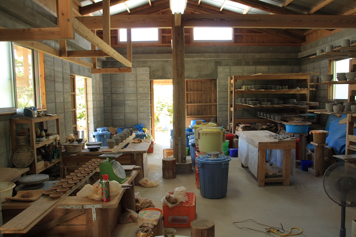 大宜味のやちむん窯元「田村窯」内部