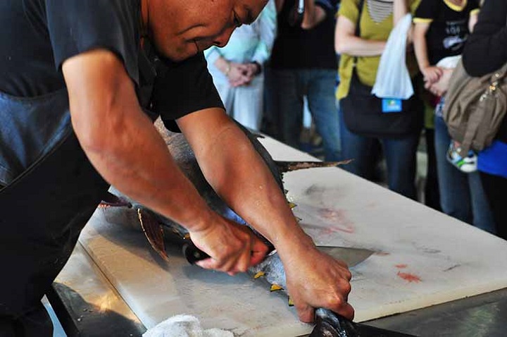 マグロの解体ショー