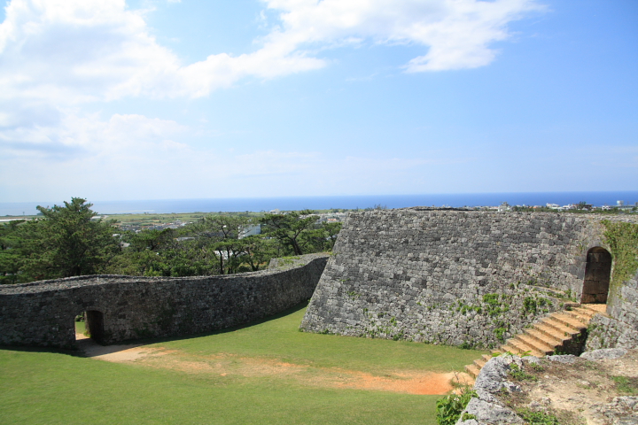 築城家としても名高い護佐丸が作ったグスクの中でも座喜味城が最も美しいといわれています